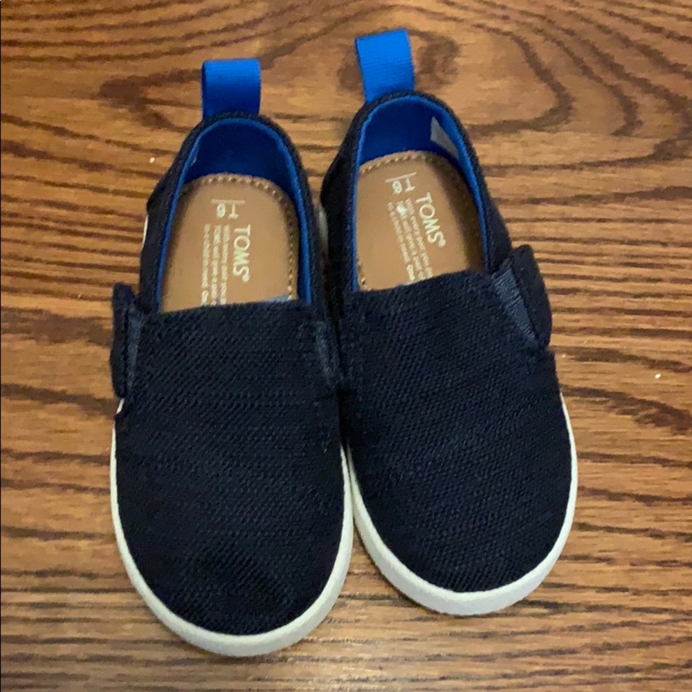 Tom’s toddler slides size 6